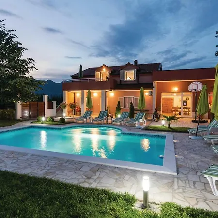 Semesterbostad Four Bedroom Holiday In Bacina