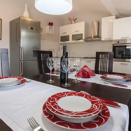 Four Bedroom Holiday In Bacina