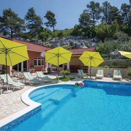Four Bedroom Holiday In Bacina