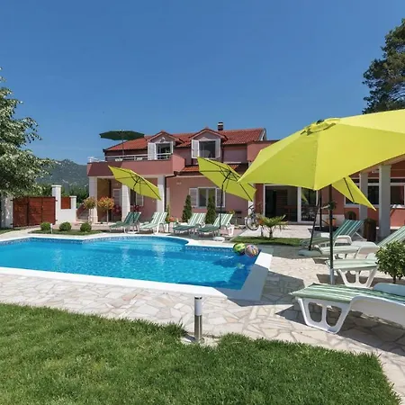 Four Bedroom Holiday In Bacina *