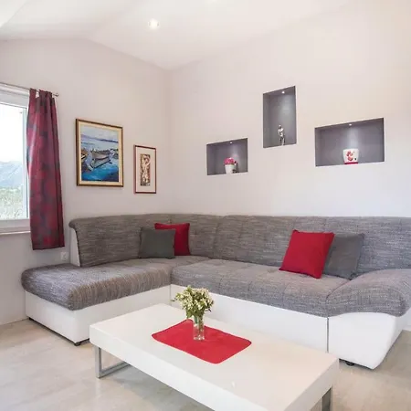 Four Bedroom Holiday In Bacina *