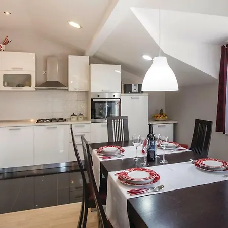 Four Bedroom Holiday In Bacina