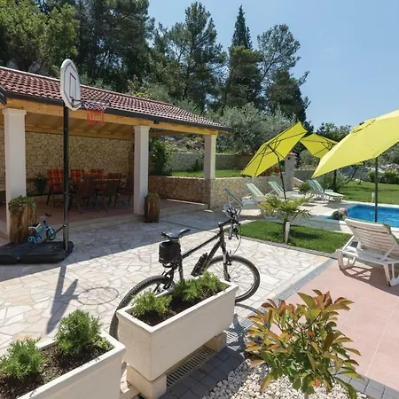 Four Bedroom Holiday In Bacina